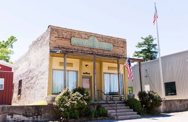 * Best Location on the Wine Trail! * Hiking Trail 1 min away * Wi-Fi *