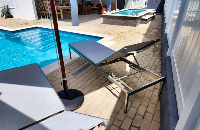 Best location Walk distance to beach,casinos,restaurants,bars,night life,shops 2