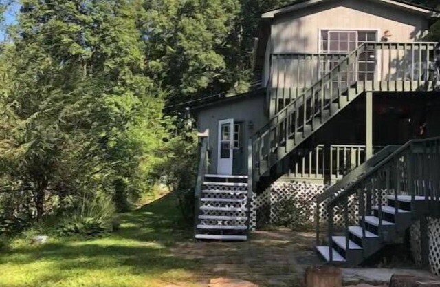 Best of both worlds! Surrounded by nature and still close to town, pet-friendly