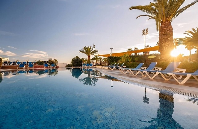 Best Place to Stay in Oura Beach! Two Homely Suites with Balcony, Kitchenette!