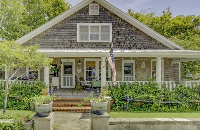 Best Porch in Swansboro! 1 Block to Front Street. Dog friendly.