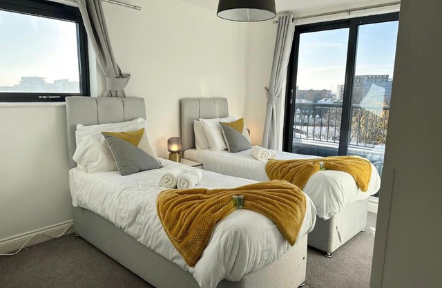BEST PRICE! - HUGE 3 Bed 2 Bath City Centre Newly Refurbished Apartment, Up to 7 guests - FREE SECURE PARKING - SMART TV - SINGLES OR KING SIZE BEDS