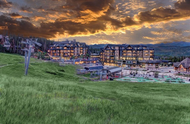 BEST Ski in/Ski out! Grand Colorado Peak 8! Two Bedroom. Sleeps 8.