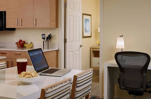 Best Value, Quality Stay! Short Drive to Woodfield Mall, Schaumburg, w/Pool