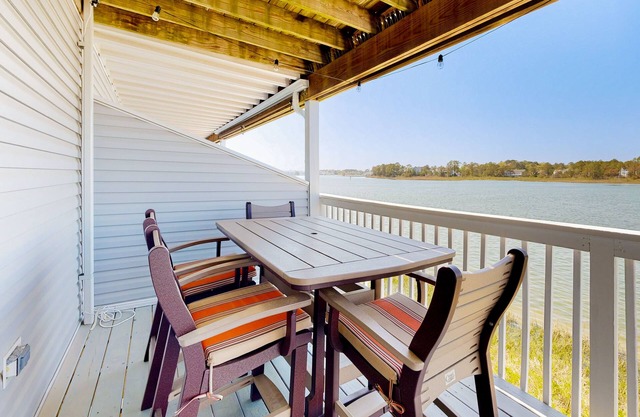 Bethany Marina bayfront condo with pool, 4 bikes, fireplace, water views
