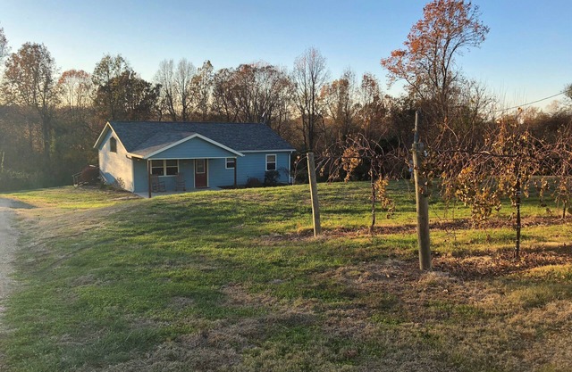 Betty's Vineyard House - On the Shawnee Wine Trail - Walk to/from the Winery!
