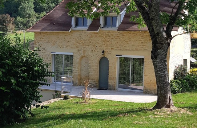 Between Sarlat and Rocamadour, this country gîte is ideal for visiting this region.