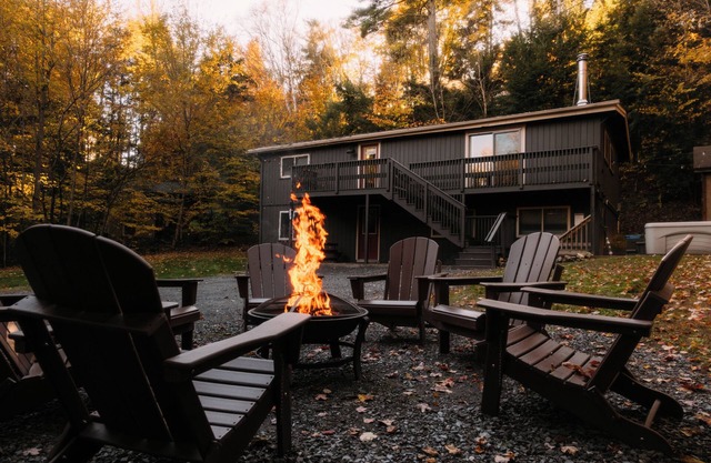 Between the Pines-Hot Tub Bliss🎿Game Room, Firepit & Pet Friendly!