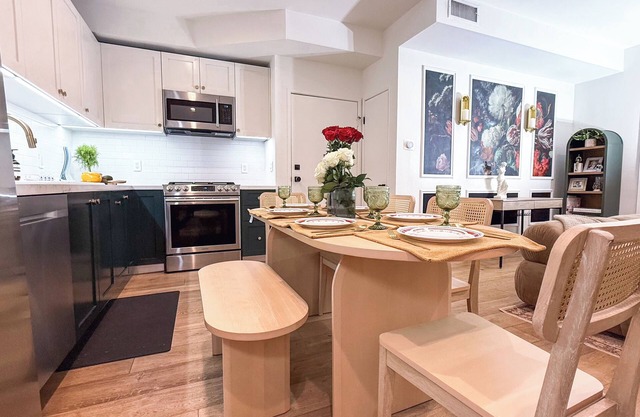 Beverly Hills, Designer Chic Residence - Where Style meets Comfort