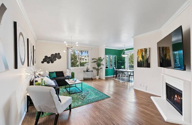 Beverly Hills Glamour Oasis 2 BR Apt with Parking 304