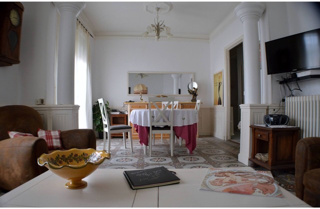 Béziers heart of town character apartment 2 bedrooms Art Deco style