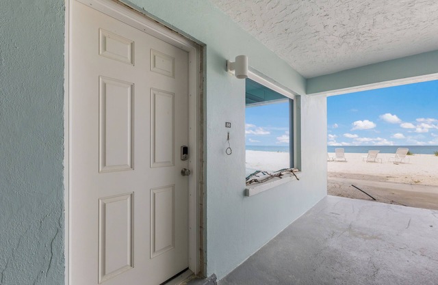 BG Beach 5B - Ground level - No Stairs - Gulf Front - Sleeps 4