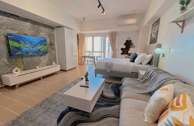 BGC Venice Condo - Balcony, Pool, Wi-Fi - Suite 16