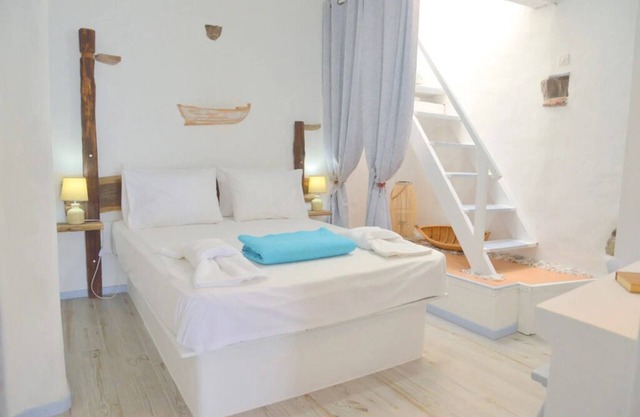 BH033 - C - House Milos