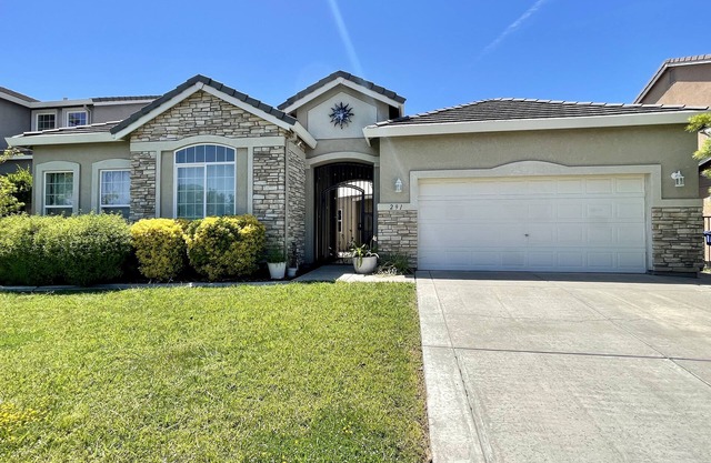 Big 4 bedroom house with parkview 15 min to airport or downtown