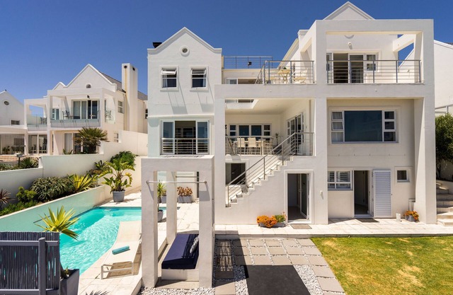Big Bay Beach House With Views Of Table Mountain