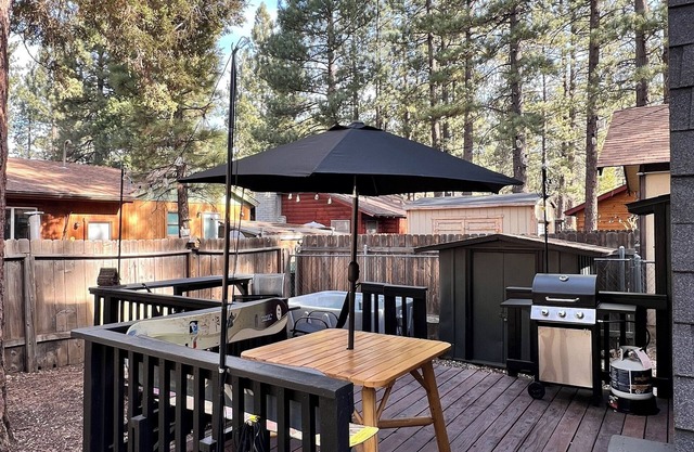 Big Bear Cozy Chalet: Ski, Village, Lake & Hot Tub