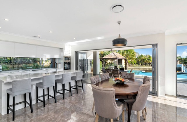 BIG CANAL FAMILY HOME w POOL, PETS OK