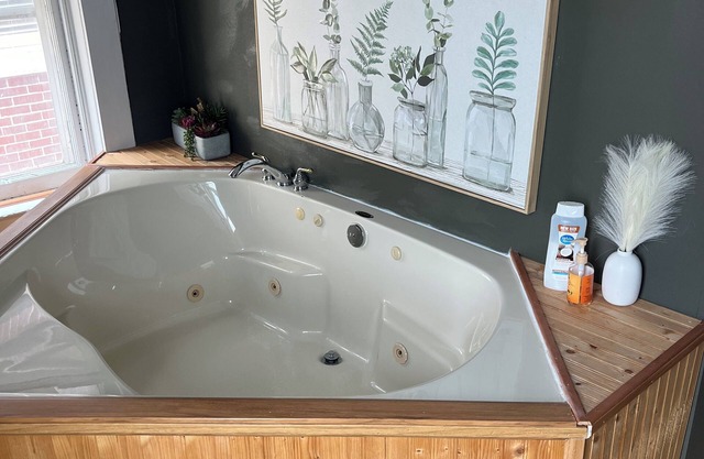 Big Historic Family Haven Sleeps 8+ in KC