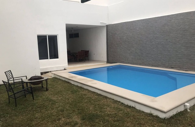 BIG HOUSE WITH SWIMMING POOL