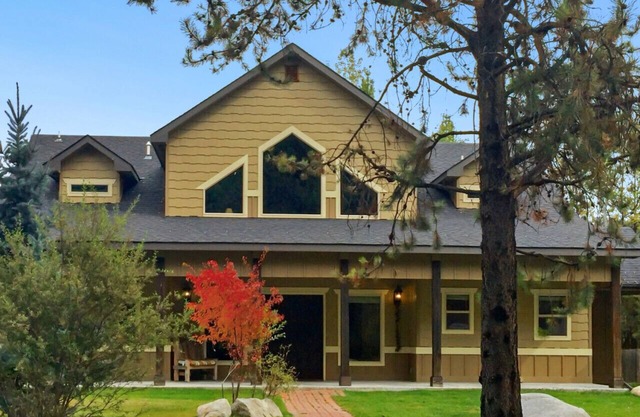 Big McCall Cabin | Hot Tub + Cozy Fireplace
