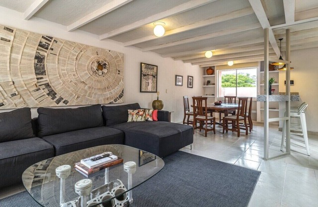 Big spacious apartment w/terrace. 3br 2ba 150mbs