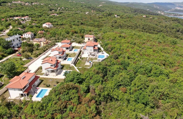 Big spacious villa with 6 rooms, beautiful terrace & swimming pool and sea view
