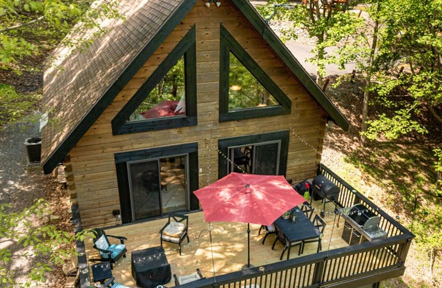 Bigfoot's Mountain Bungalow - Cozy Lakefront Cabin: King Suites / Arcades / Dock