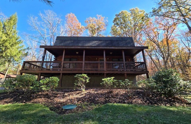 Bigg's Bear Cabin, a spacious 3-bedroom retreat perfect for up to 10 guests.
