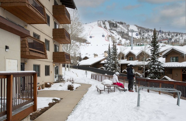 Bike Stand & Wash Station, Large Outdoor Hot Tub - Easy Walk to Base Area Activities