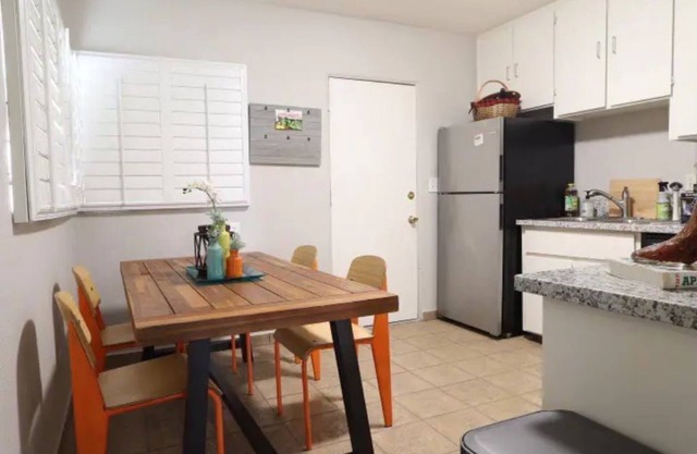 Bike Themed 2Bedroom/1 Bath-Centrally Located