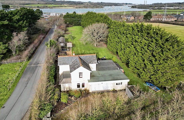 Binfield House - a house that sleeps 11 guests in 4 bedrooms