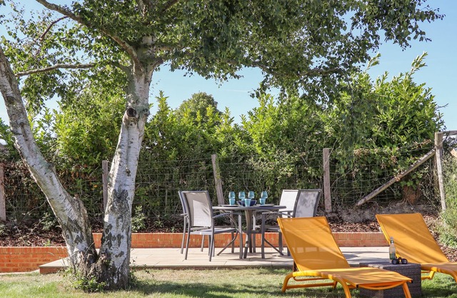 BIRCH COTTAGE, pet friendly, with a garden in Rye