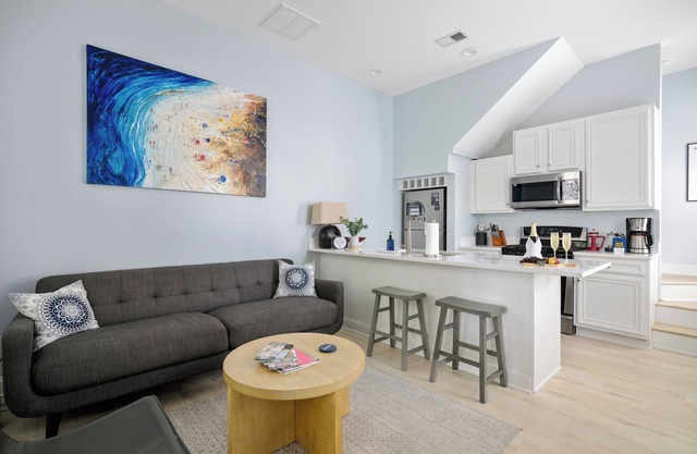 Bird Song : Recently Renovated in Mixson!