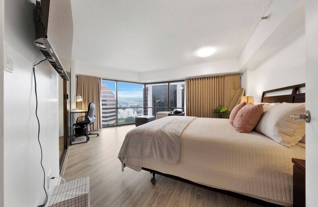 Bishop Suites @ Executive Centre, #3903, Mountain View Suite w/Full Kitchen