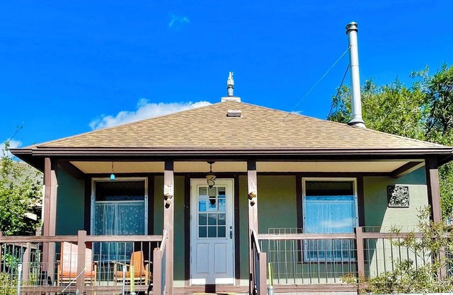 Bison Bungalow: views of Yellowstone, 2-bedroom house & WiFi, Gardiner, MT
