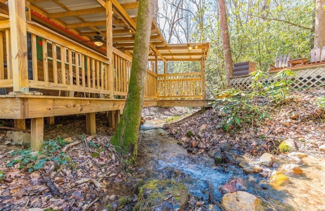 Black Bear Creek Cabin | Downtown Helen | Creek Front | Fire Pit | Board Games