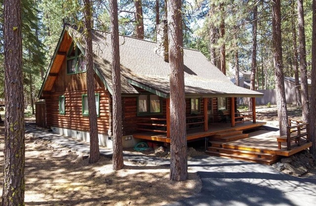 Black Butte Ranch Family Getaway, Short Walk to South Meadow Pool- Sleeps 12