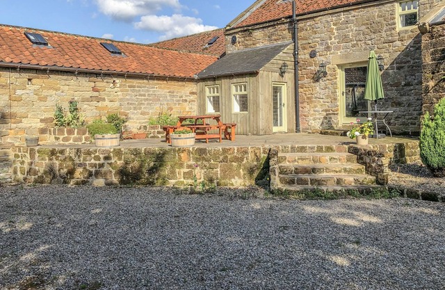 BLACK CAT COTTAGE, pet friendly, luxury holiday cottage in Helmsley