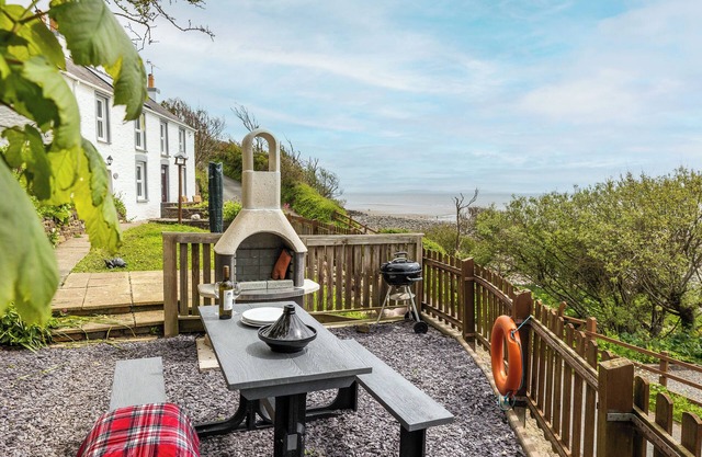 Black Hall Cottage, Holiday Cottage Amroth, Sleeps 6, 3 bedrooms, bathrooms