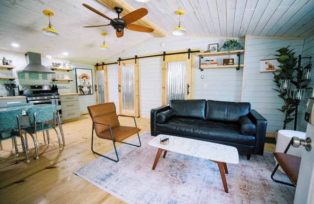 Black Mtn Cottage w/hot tub + dog friendly - 20 min to Asheville