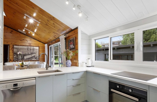 Blackmore House - 3 Bedrooms, 2 Bathrooms with Spa Pool