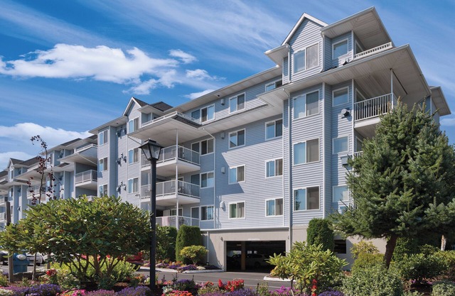 Blaine, WA: 1 Bedroom Condo w/Fireplace, Private Balcony, Resort Pools & More