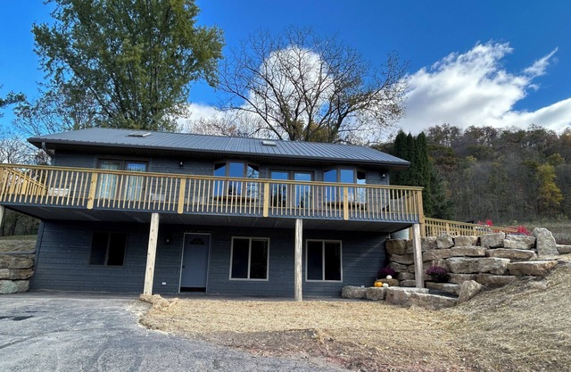 Blakley Hobbit Charming 2-bedroom country house with AC, WiFi in soothing Viola