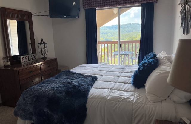Blessed Nest Branson-Penthouse with Lake View. Right next to SDC!