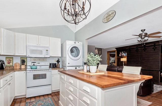 Blissful Woods Hideaway on Nine Acres Whole House 3bd, firepit, hot tub