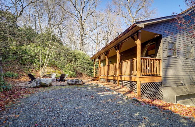 Blowing Rock Escape w/Covered Deck & Fire Pit