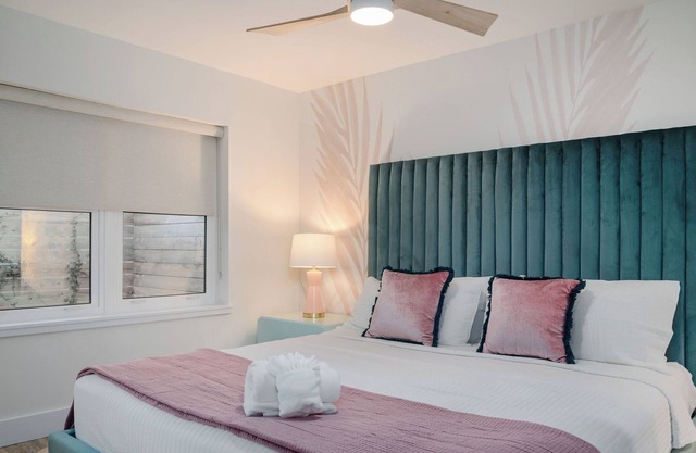 Blue Bird Apartment-Full Kitchen-5 min walk to beach!