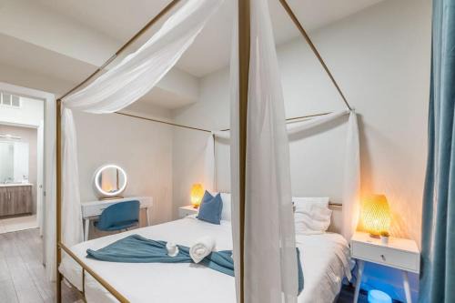 Blue Breakaway with Free Parking and Sleeps 9, Book 7 days, Get 20 Percent OFF