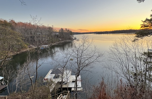 Blue Cottage at Sunset Cove, Bunk room 2 story dock! Best views!